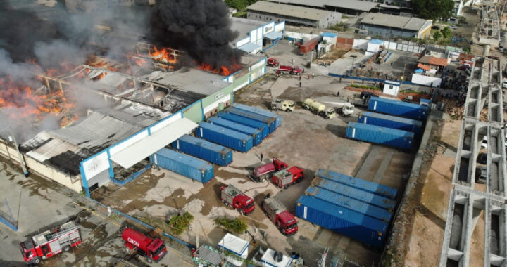 Drones del 911 y 16 unidades de bomberos trabajan para controlar incendio en Autopista Duarte