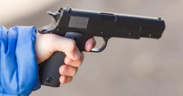 Menor ultima a hermanita mientras jugaba con un arma de fuego