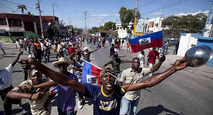 Cientos de haitianos protestan por la muerte de tres policías
