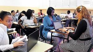 Educación digital: escuelas adoptan plataformas virtuales y clases híbridas